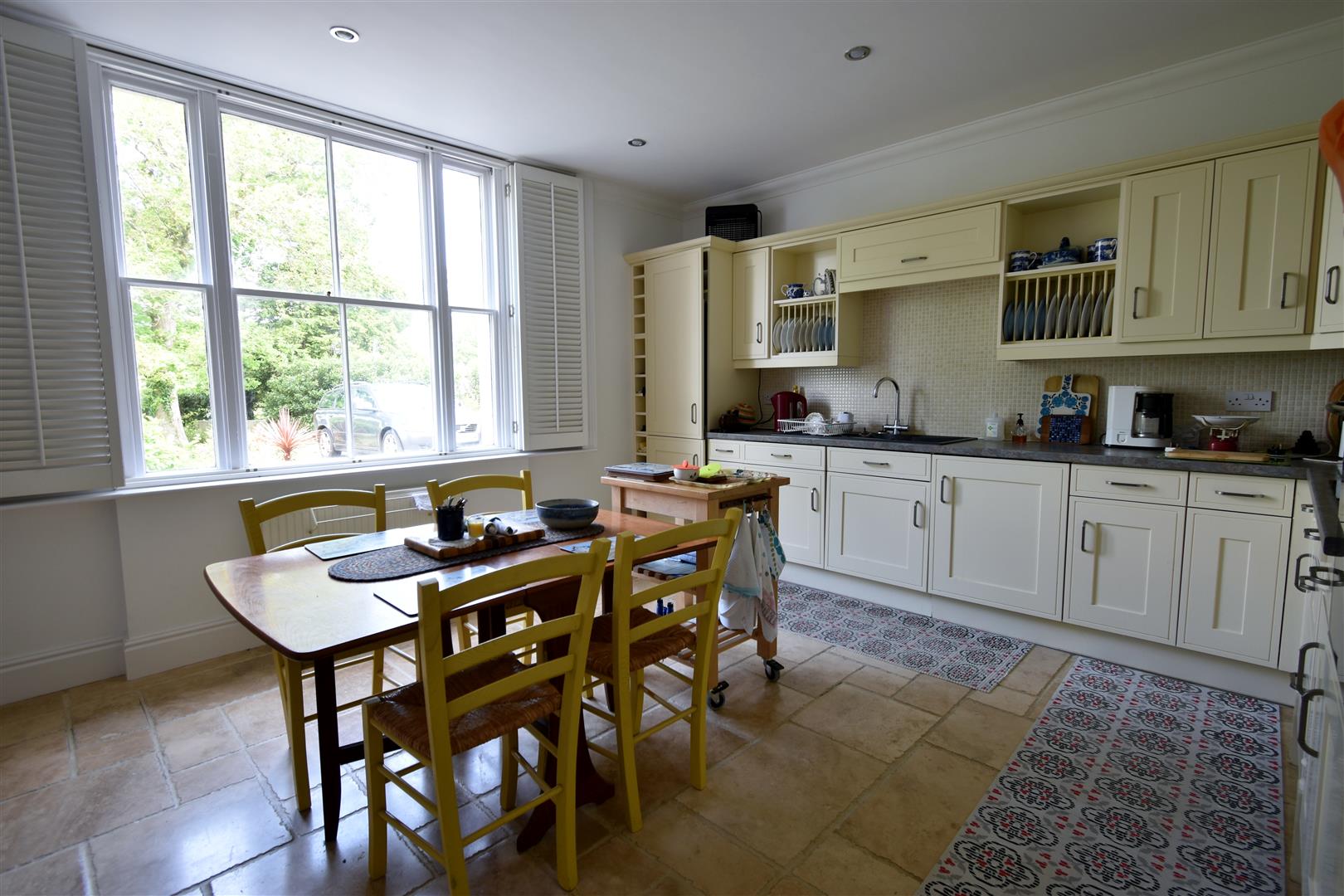 Kitchen/Dining Room: